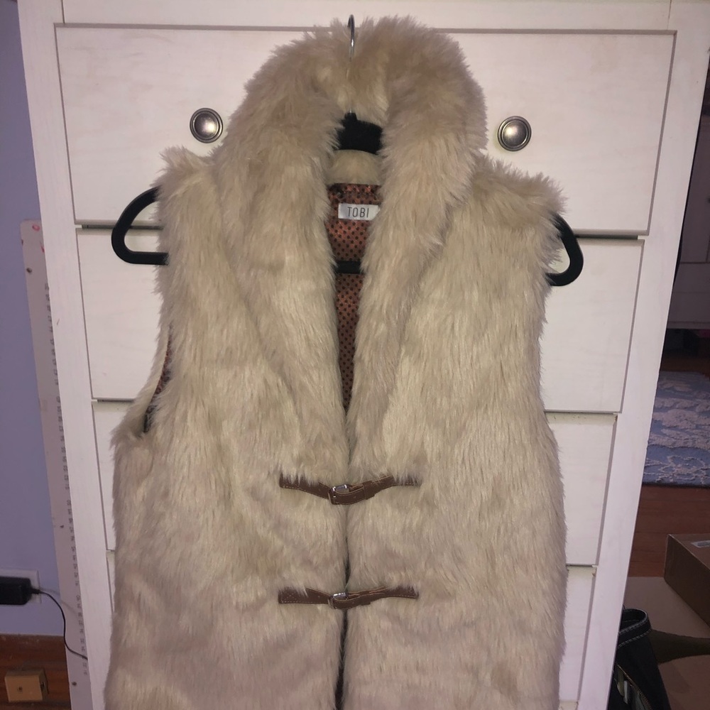Tobi faux fur vest